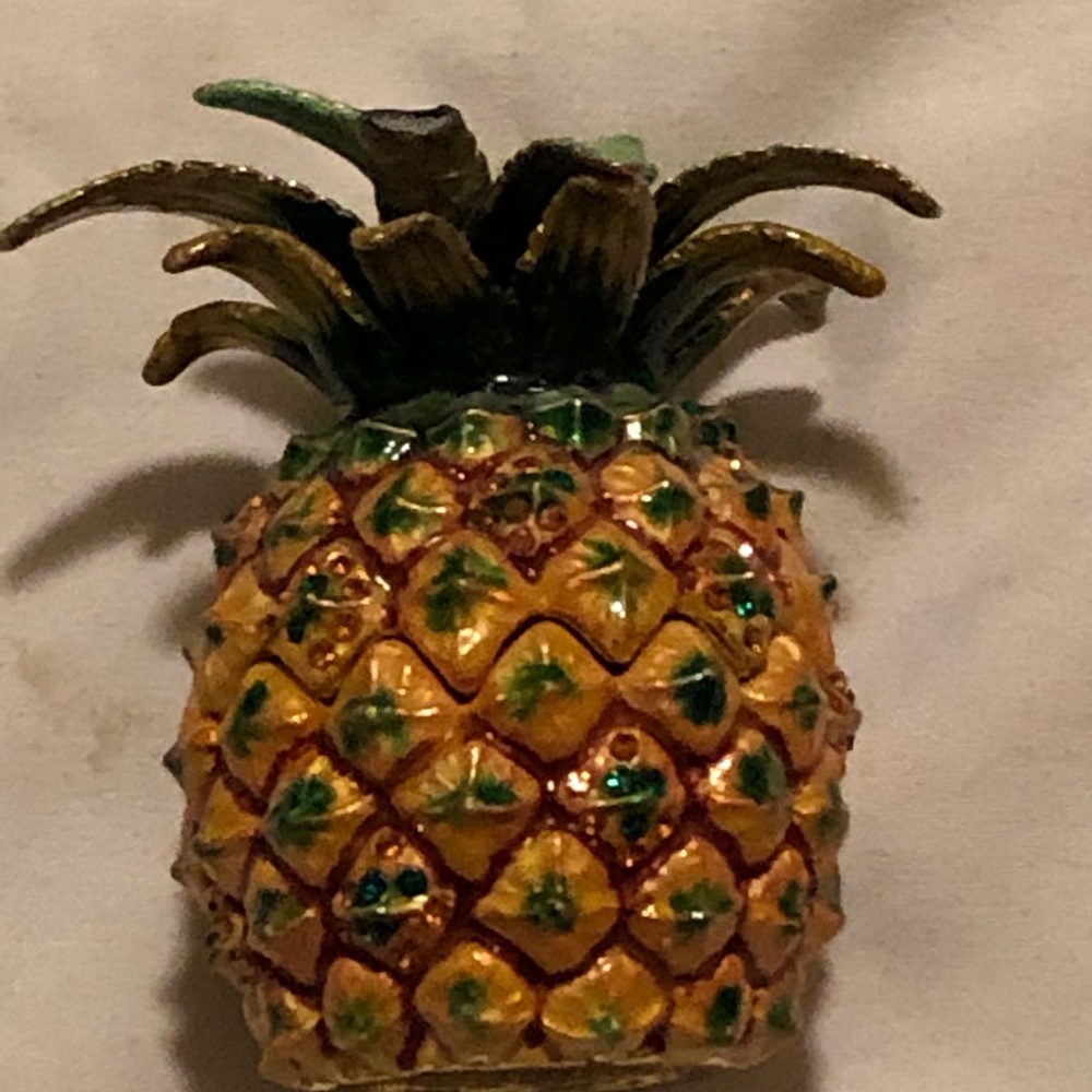 Pineapple ring box with rhinestones